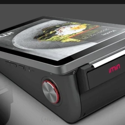 Tablet preto com ecrã a mostrar prato de comida e botão redondo metálico com aro vermelho.