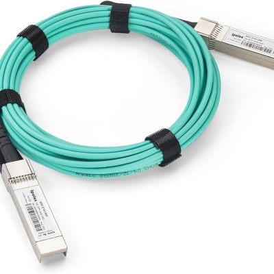 Cabo de fibra ótica verde com conectores metálicos