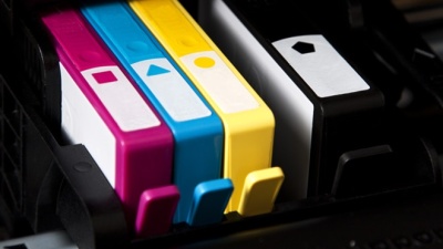 Tinteiros de impressora em magenta, ciano, amarelo e preto instalados numa impressora