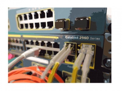 Equipamento Catalyst 2960 Series com várias portas Ethernet e cabos ligados