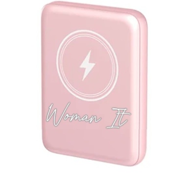 Bateria externa rosa com símbolo de raio e texto Woman It