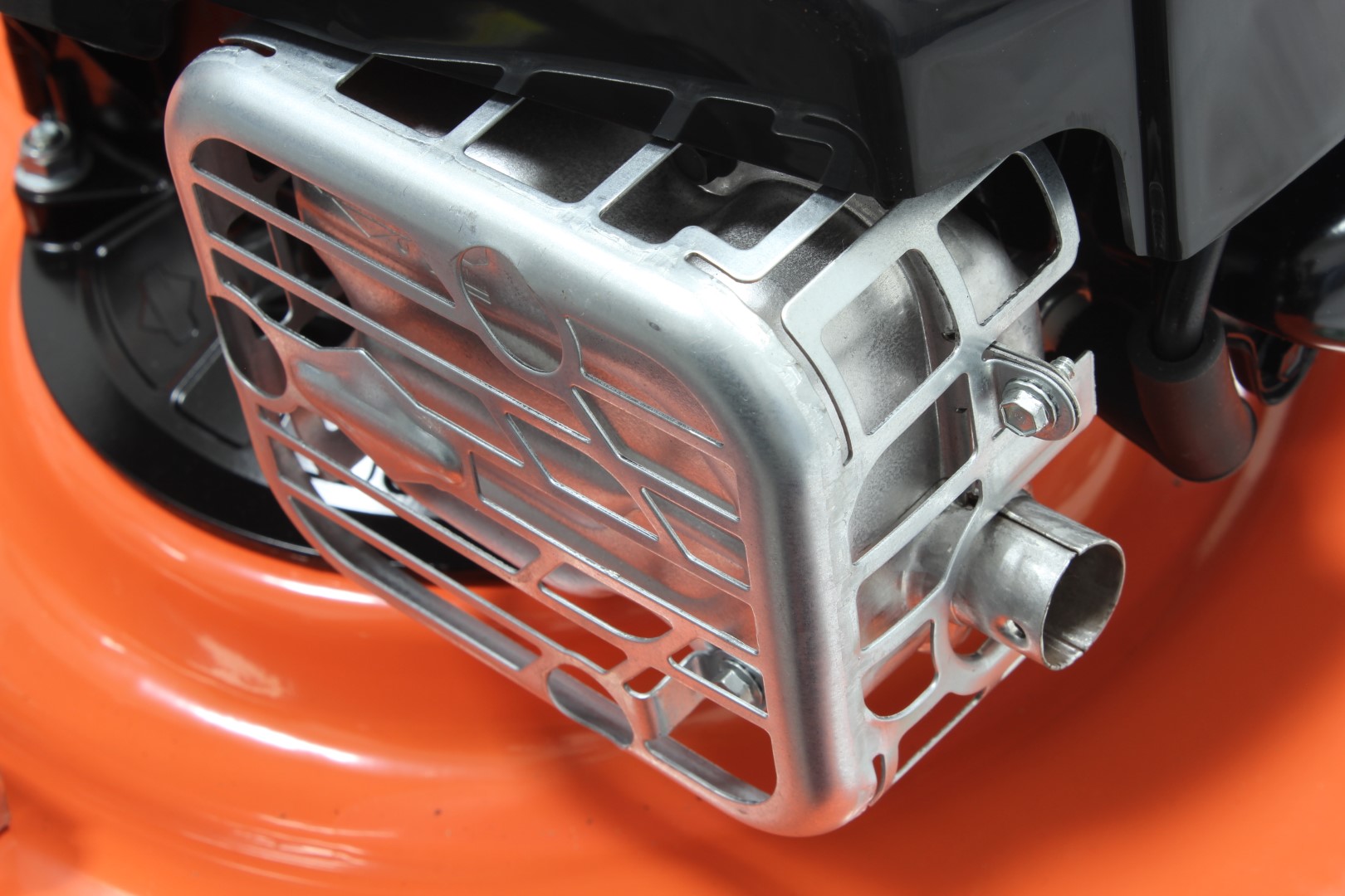 Máquina de Corte de Relva 150CC 510MM Peça metálica prateada com grelha numa base laranja de máquina
