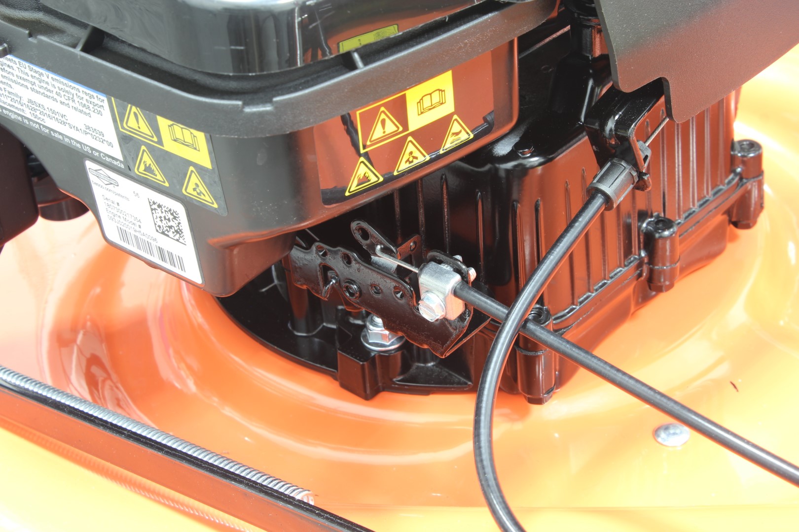 Máquina de Corte de Relva 150CC 510MM Detalhe de máquina de cortar relva com motor preto e base laranja