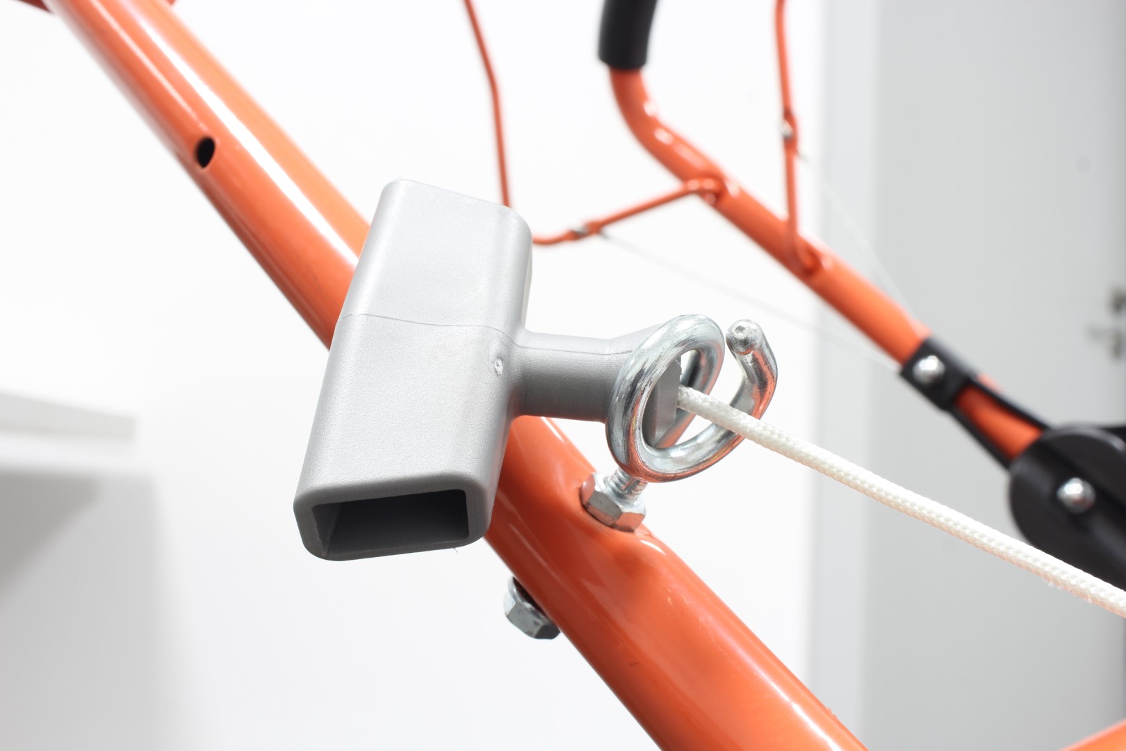 Máquina de Corte de Relva 150CC 510MM Estrutura metálica laranja com acessório cinza e corda branca presa