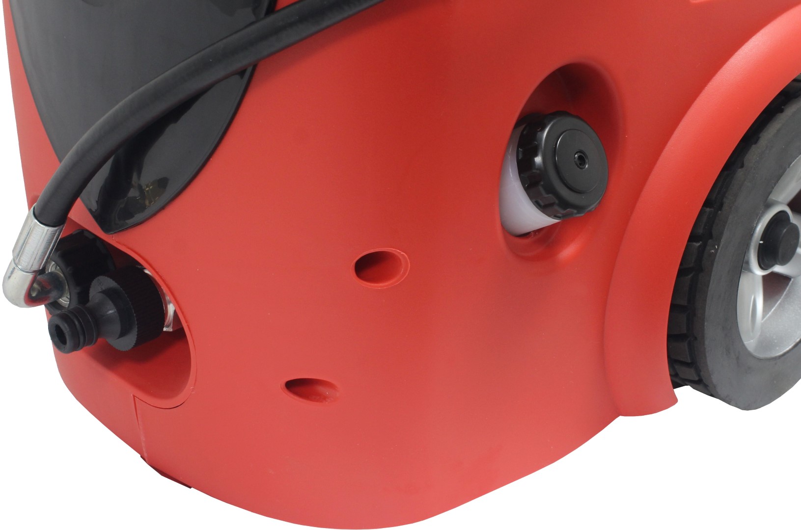 Máquina de Lavar Alta Pressão, 195 Bar, 2500W Parte inferior de equipamento vermelho e preto com rodas e tubo preto conectado.