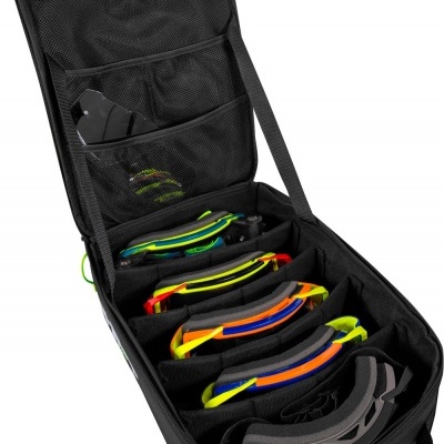 Mala preta aberta com cinco óculos de proteção desportivos coloridos dentro