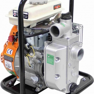 Bomba de água motorizada com estrutura preta e motor branco