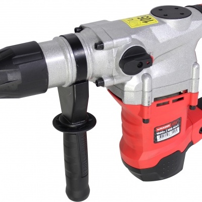 Martelo perfurador elétrico vermelho, preto e cinza metálico com punho auxiliar preto