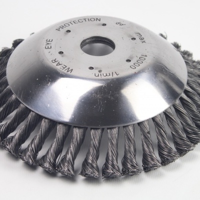 Escova circular metálica com cerdas trançadas e base em inox