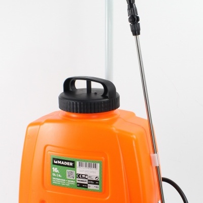 Pulverizador de mochila laranja com etiquetas e lançadora metálica