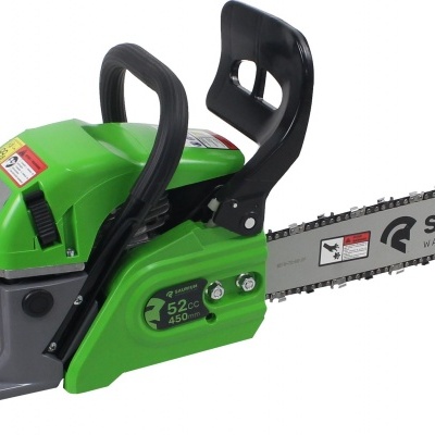 Motosserra verde e preta com corrente prateada e marca SAURIUM