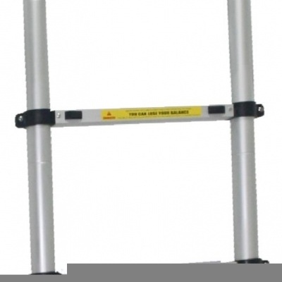 Escada extensível de metal prateado com cinco degraus e etiquetas amarelas