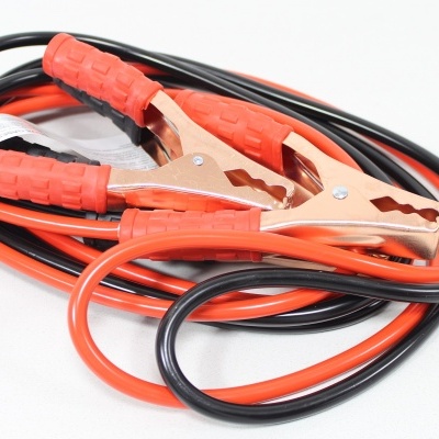 Cabos de arranque para bateria vermelho e preto com terminais metálicos e isolamento plástico
