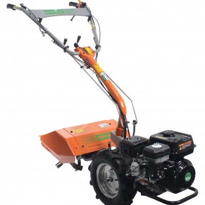 Motoenxada agrícola metálica laranja e preta com pneus de borracha