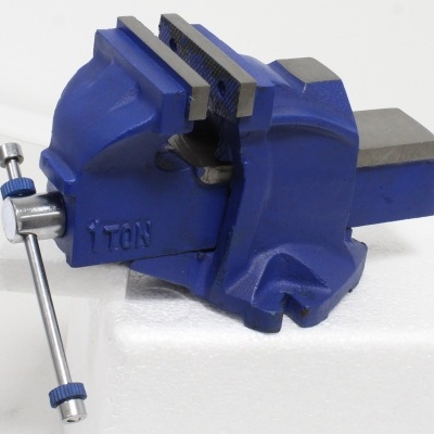 Morsa de banco azul com manípulo metálico e capacidade de 1 tonelada