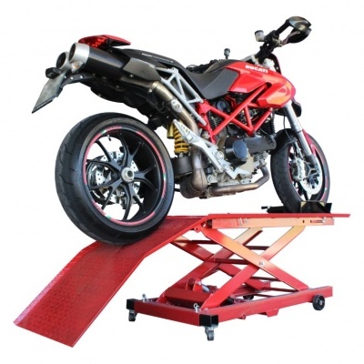 Motocicleta Ducati vermelha em plataforma de elevação hidráulica vermelha