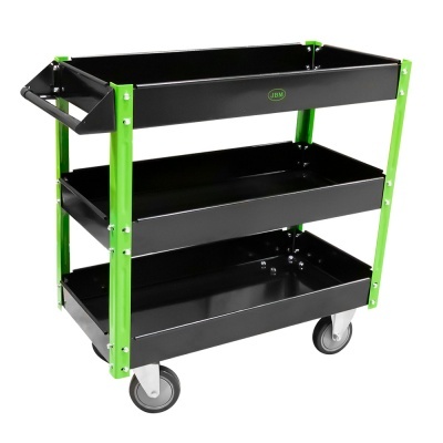 Carrinho de transporte metálico com três prateleiras pretas e estrutura verde
