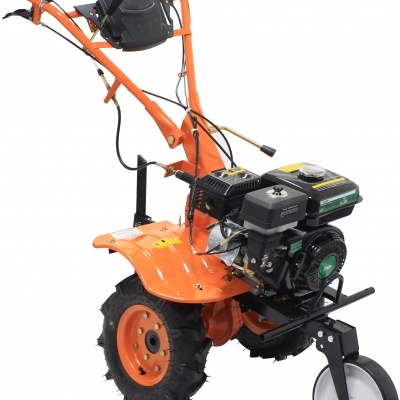 Motoenxada metálica laranja com motor preto e rodas pretas e brancas