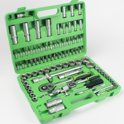 Conjunto de ferramentas em caixa verde com várias chaves e bits