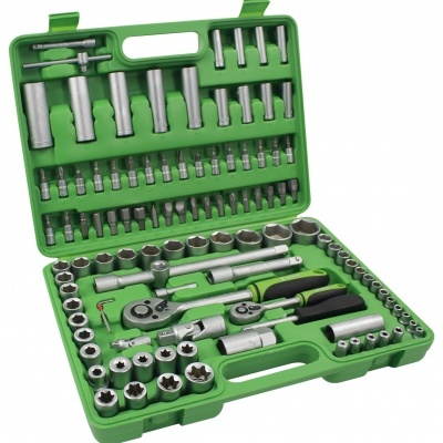 Conjunto de ferramentas em caixa verde com vários soquetes e chaves organizados