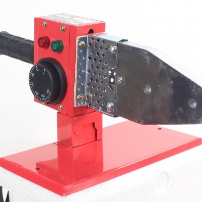 Máquina de soldar ou alisador de plástico com base vermelha e punho preto