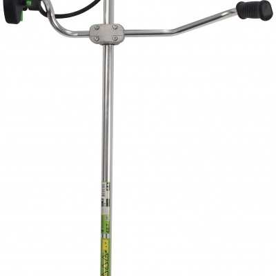 aparelho aparador de relva verde e cinza com haste metálica e lâmina preta