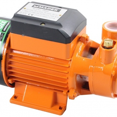bomba elétrica laranja com motor preto e etiquetas visíveis