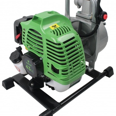 Motobomba de água com motor verde, estrutura metálica cinza e suportes pretos.