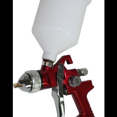 Pistola de pintura vermelha com depósito branco e detalhes metálicos