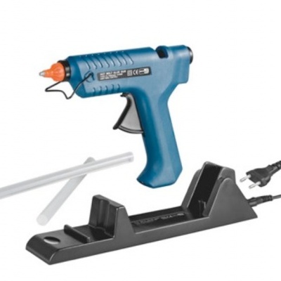 Pistola de cola quente azul com base preta e bastões de cola