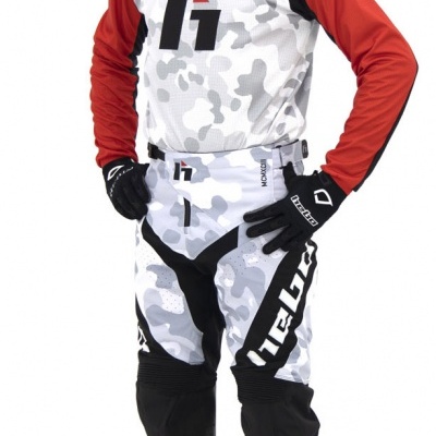 Equipamento de motocross com capacete vermelho e preto, vestuário camuflado branco e vermelho, botas pretas