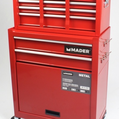 Caixa de ferramentas metálica vermelha com múltiplas gavetas e rodas da marca MADER
