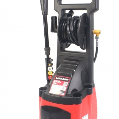 Lavadora de alta pressão Mader vermelha e preta com mangueira e pistola