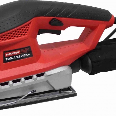 Lixadora elétrica vermelha e preta com saco coletor preto