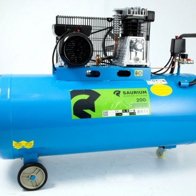 Compressor de ar azul com motor preto e etiqueta verde da marca SAURIUM