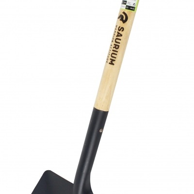 Pá de jardinagem com cabo de madeira e lâmina preta com etiqueta verde