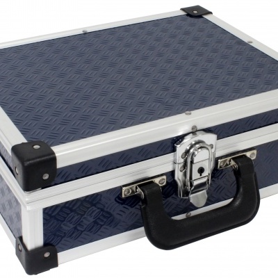 Mala quadrada azul escura com cantos reforçados e fecho metálico