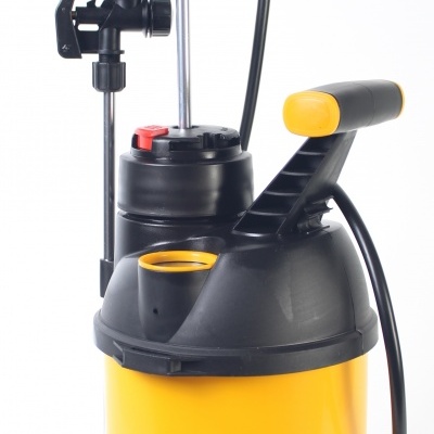 Pulverizador manual amarelo e preto com pistola e alças