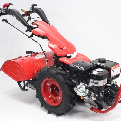 Motoenxada vermelha com motor a gasolina e rodas pretas com aro vermelho
