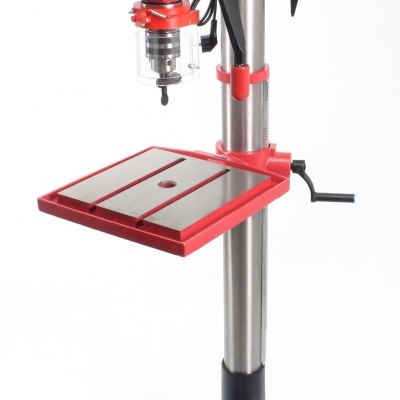 Máquina de perfuração de bancada vermelha, preta e cinza com mesa de trabalho e botão de emergência