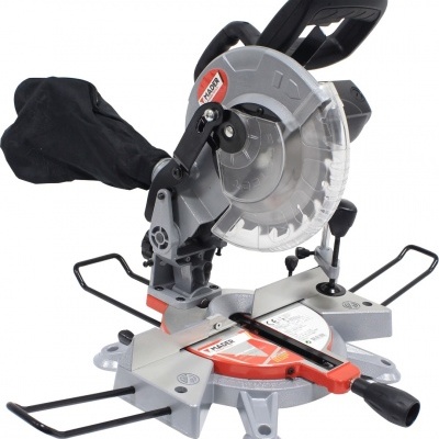 Serra de esquadria elétrica cinza com lâmina circular e saco coletor preto