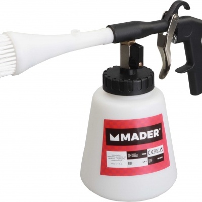 Pistola de limpeza com escova branca e reservatório branco com etiqueta MADER