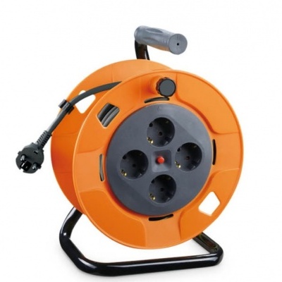 Carretel de extensão elétrica laranja com quatro tomadas e cabo preto