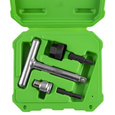 Conjunto de ferramentas metálicas numa caixa verde de plástico