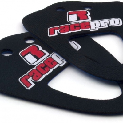 Protetores de mão pretos com logótipo racepro em branco e vermelho