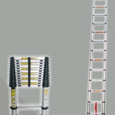 Escadas telescópicas de alumínio, uma fechada e outra estendida, fundo cinzento