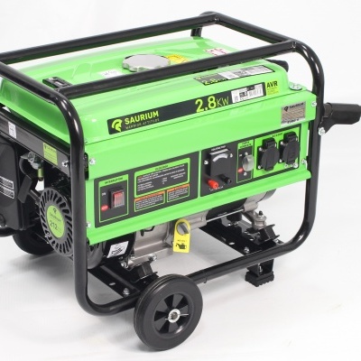 Gerador portátil verde e preto da marca SAURIUM com potência de 2.8 kW