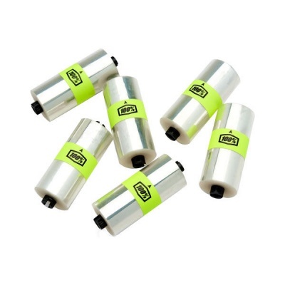 Seis bobinas metálicas com etiquetas verdes fluorescentes com texto 100% RIOT