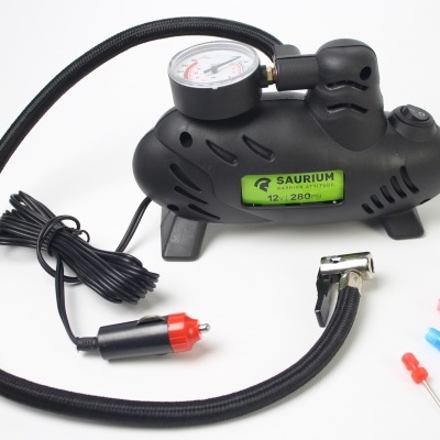 Compressor portátil de ar preto com manómetro e acessórios coloridos