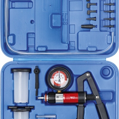 Conjunto de ferramentas num estojo azul com uma bomba manual vermelha e preta com manómetro e acessórios